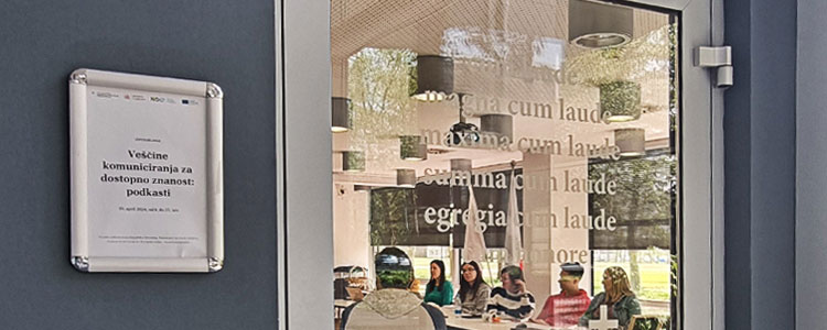Veščine komuniciranja za dostopno znanost: podkasti, Anže Tomić predava slušateljem
