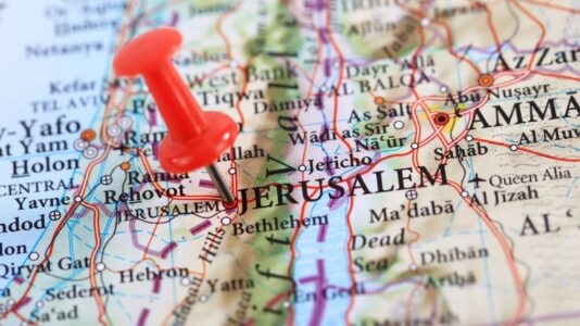 Zemljevid z rdečo buciko, ki označuje Jeruzalem.