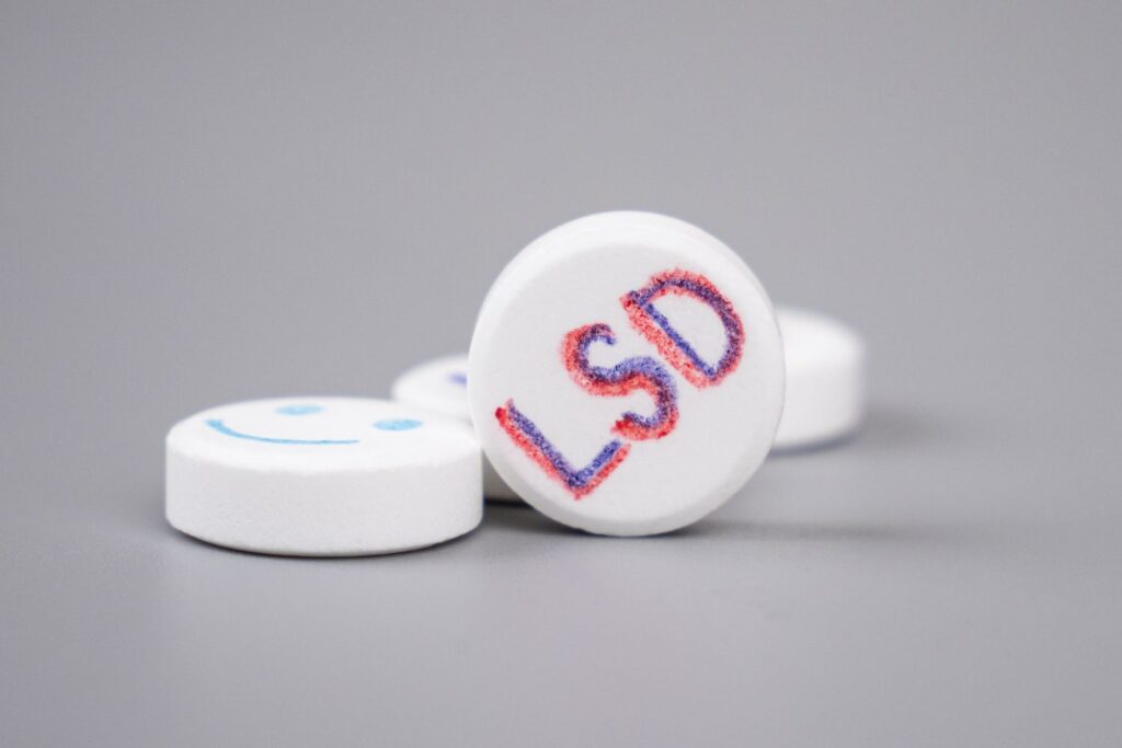 3 tablete, na katerih je oznaka LSD in smeško