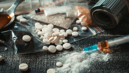 različne droge na mizi