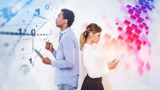 Podjetnica na desni in znanstvenik na levi, ki sta drug proti drugemu obrnjena s hrbtom.