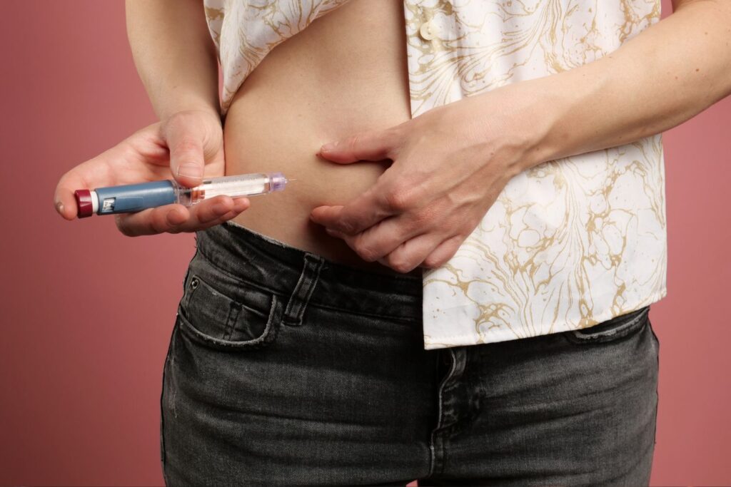 Diabetik si dodaja inzulin v območje trebuha.