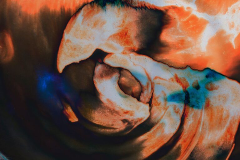 Abstraktni valovi različnih odtenkov oranžno-rdeče.