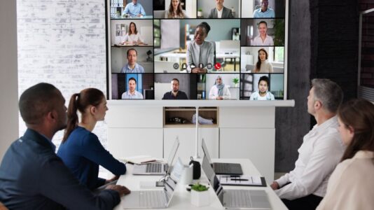 Online sestanek v podjetju, kjer so na ekranu ostali sodelavci.
